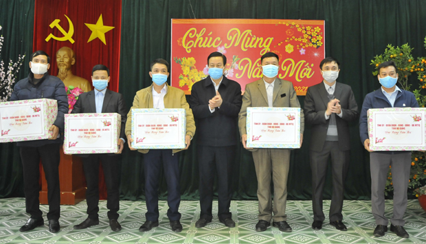 Chủ tịch UBND tỉnh Nguyễn Văn Sơn và lãnh đạo huyện Vị Xuyên tặng quà, chúc Tết các xã biên giới huyện Vị Xuyên.