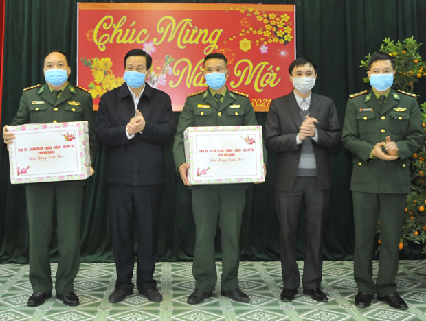 Chủ tịch UBND tỉnh Nguyễn Văn Sơn và lãnh đạo huyện Vị Xuyên tặng quà, chúc Tết Đoàn kinh tế Quốc phòng 313 và Đồn Biên phòng Cửa khẩu Quốc tế Thanh Thủy.