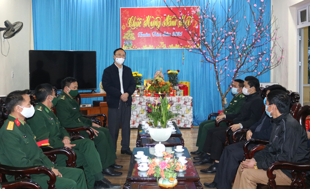 Phó Bí thư Thường trực Tỉnh ủy, Chủ tịch HĐND tỉnh Thào Hồng Sơn chúc Tết cán bộ, chiến sỹ và nhân dân xã Bản Máy.
