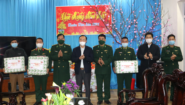 Đồng chí Thào Hồng Sơn và lãnh đạo huyện Hoàng Su Phì tặng quà cho lãnh đạo xã, Đồn Biên phòng Bản Máy và Tổ sản xuất số 4 - Đoàn kinh tế Quốc phòng 313.