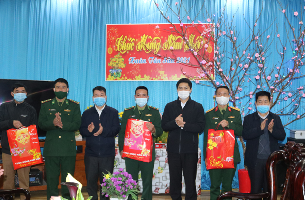 Lãnh đạo huyện Hoàng Su Phì tặng quà cho cán bộ, nhân dân xã Bản Máy.