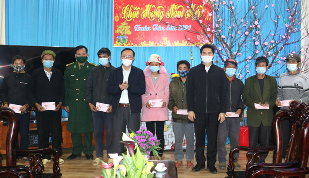 Đồng chí Thào Hồng Sơn và lãnh đạo huyện Hoàng Su Phì tặng quà Tết cho các hộ nghèo xã Bản Máy.