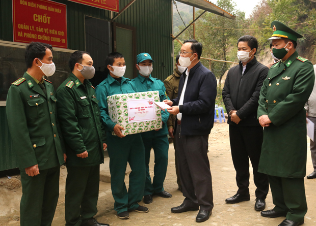 Đồng chí Thào Hồng Sơn tặng quà cho cán bộ, chiến sỹ trực Chốt quản lý, bảo vệ biên giới và phòng, chống Covid – 19 tại Mốc 219, thôn Bản Pắng, xã Bản Máy.