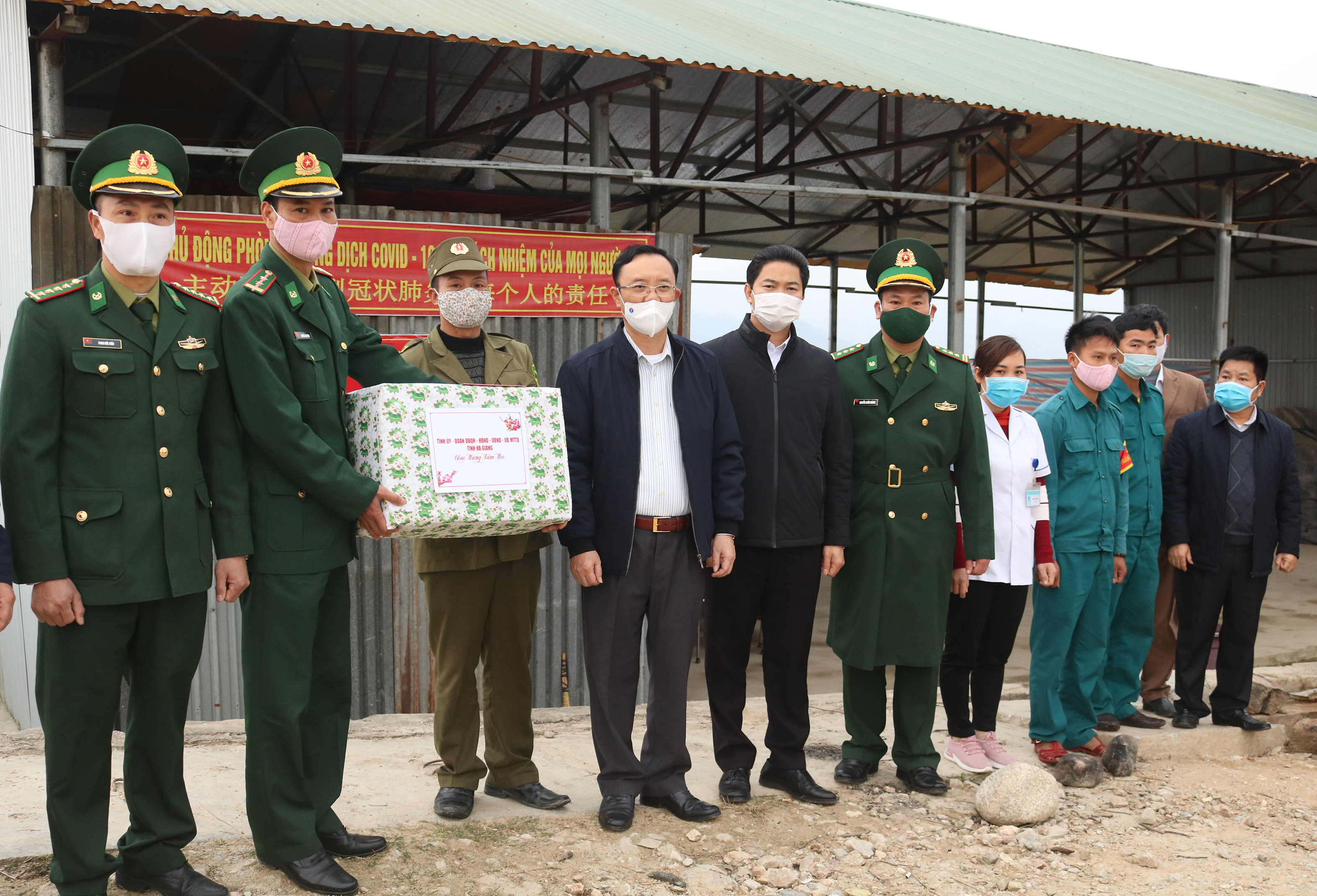 Đồng chí Thào Hồng Sơn và lãnh đạo huyện Hoàng Su Phì tặng quà cho cán bộ, chiến sỹ làm nhiệm vụ tại Mốc 219, xã Bản Máy.