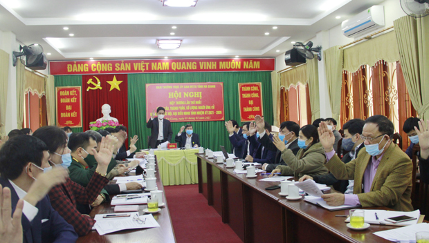 Các đại biểu biểu quyết, thống nhất thỏa thuận về cơ cấu, thành phần, số lượng các ĐBQH và HĐND tỉnh, nhiệm kỳ 2021 – 2026.