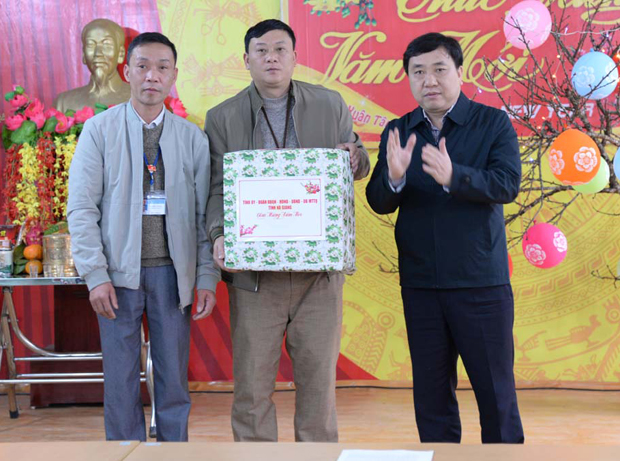 Phó Bí thư Tỉnh ủy Nguyễn Mạnh Dũng tặng quà xã Thắng Mố.