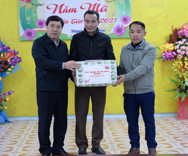 Phó Bí thư Tỉnh ủy tặng quà xã Phú Lũng.