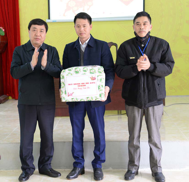Phó Bí thư Tỉnh ủy Nguyễn Mạnh Dũng tặng quà xã Bạch Đích.