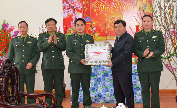 Phó Bí thư Tỉnh ủy tặng quà Đồn Biên phòng Bạch Đích.