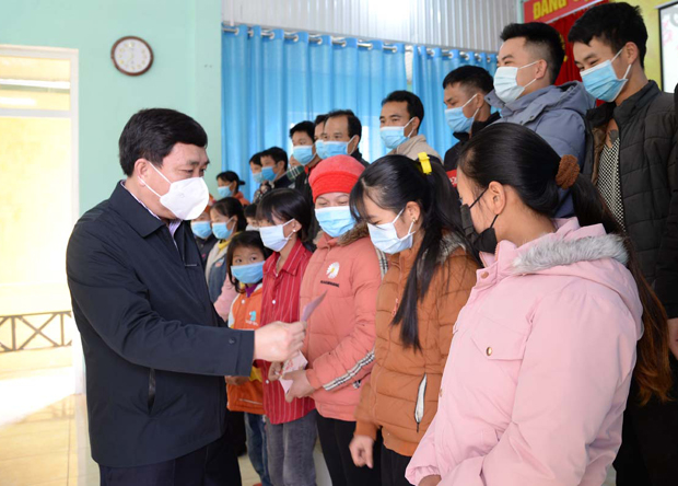 Phó Bí thư Tỉnh ủy Nguyễn Mạnh Dũng tặng quà 25 hộ nghèo xã Bạch Đích.
