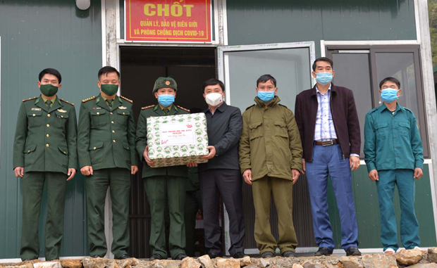 Phó Bí thư Tỉnh ủy Nguyễn Mạnh Dũng thăm hỏi, tặng quà chốt kiểm dịch xã Bạch Đích.