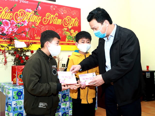 Bí thư Tỉnh ủy Đặng Quốc Khánh tặng quà con nuôi Đồn Biên phòng Tùng Vài.