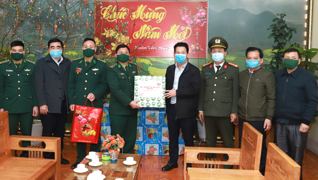 Bí thư Tỉnh ủy Đặng Quốc Khánh và lãnh đạo huyện Quản Bạ, Bộ Chỉ huy Bộ đội Biên phòng tỉnh tặng quà Đồn Biên phòng Nghĩa Thuận và xã Nghĩa Thuận.