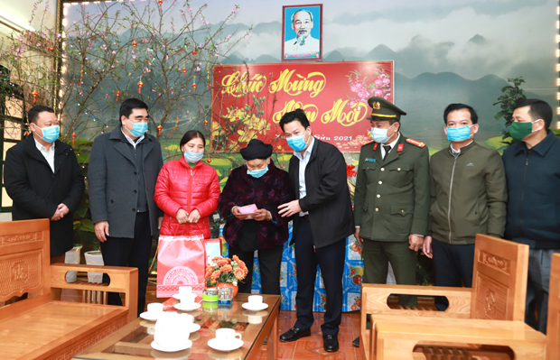 Bí thư Tỉnh ủy Đặng Quốc Khánh thăm hỏi, tặng quà Mẹ liệt lĩ Hồ Rử Mẩy.