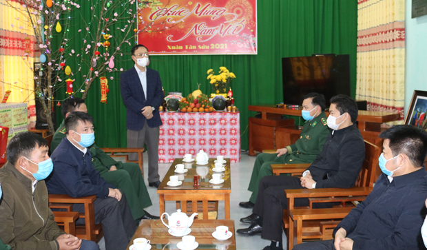 Đồng chí Thào Hồng Sơn, Phó Bí thư Thường trực Tỉnh ủy, Chủ tịch HĐND tỉnh chúc Tết cấp ủy, chính quyền các xã biên giới và chiến sỹ Đồn Biên phòng Thàng Tín.