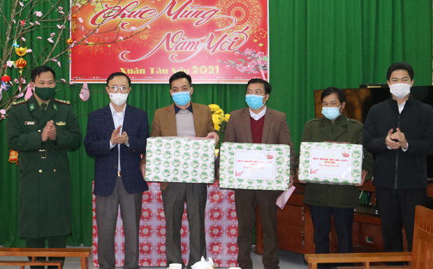 Đồng chí Thào Hồng Sơn và lãnh đạo huyện Hoàng Su Phì tặng quà lãnh đạo các xã biên giới và Đồn Biên phòng Thàng Tín.