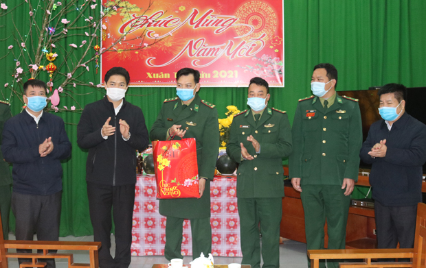 Lãnh đạo huyện Hoàng Su Phì tặng quà cho cán bộ, chiến sỹ Đồn Biên phòng Thàng Tín.