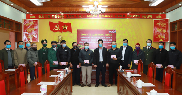 Bí thư Tỉnh ủy Đặng Quốc Khánh tặng quà Tết cho 10 người có uy tín trên địa bàn huyện Quản Bạ.