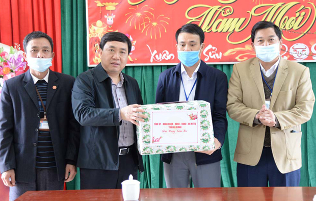 Phó Bí thư Tỉnh ủy Nguyễn Mạnh Dũng tặng quà xã Na Khê.