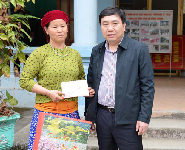 Phó Bí thư Tỉnh ủy Nguyễn Mạnh Dũng thăm hỏi, tặng quà hộ nghèo tại xã Đường Thượng.