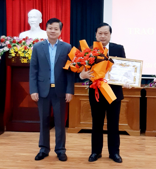 Đồng chí Trần Quang Minh, Ủy viên BTV Tỉnh ủy, Chủ nhiệm UBKT Tỉnh ủy chúc mừng đồng chí Bàn Ngọc Tấn vinh dự được BTV Tỉnh ủy tặng Huy hiệu 30 năm tuổi Đảng.