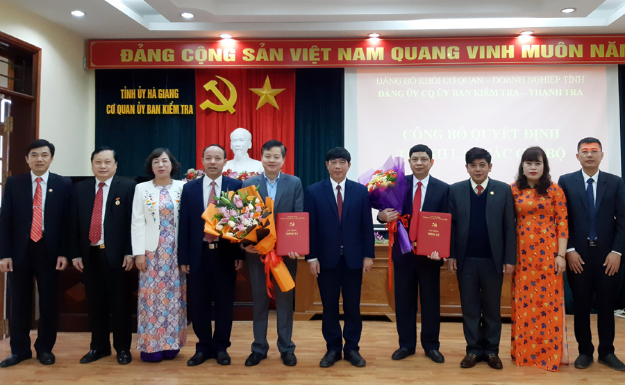 Đồng chí Trương Văn Thắng trao các quyết định và tặng hoa chúc mừng Chi ủy Chi bộ Cơ quan UBKT Tỉnh ủy và Chi bộ Thanh tra tỉnh.