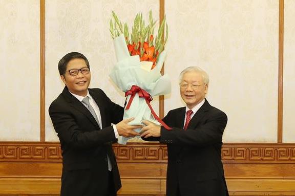 Tổng Bí thư, Chủ tịch nước Nguyễn Phú Trọng chúc mừng đồng chí Trần Tuấn Anh.