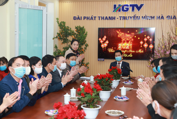 Cán bộ, phóng viên, kỹ thuật viên của Đài PT-TH tỉnh chào mừng Bí thư Tỉnh ủy Đặng Quốc Khánh tới thăm.