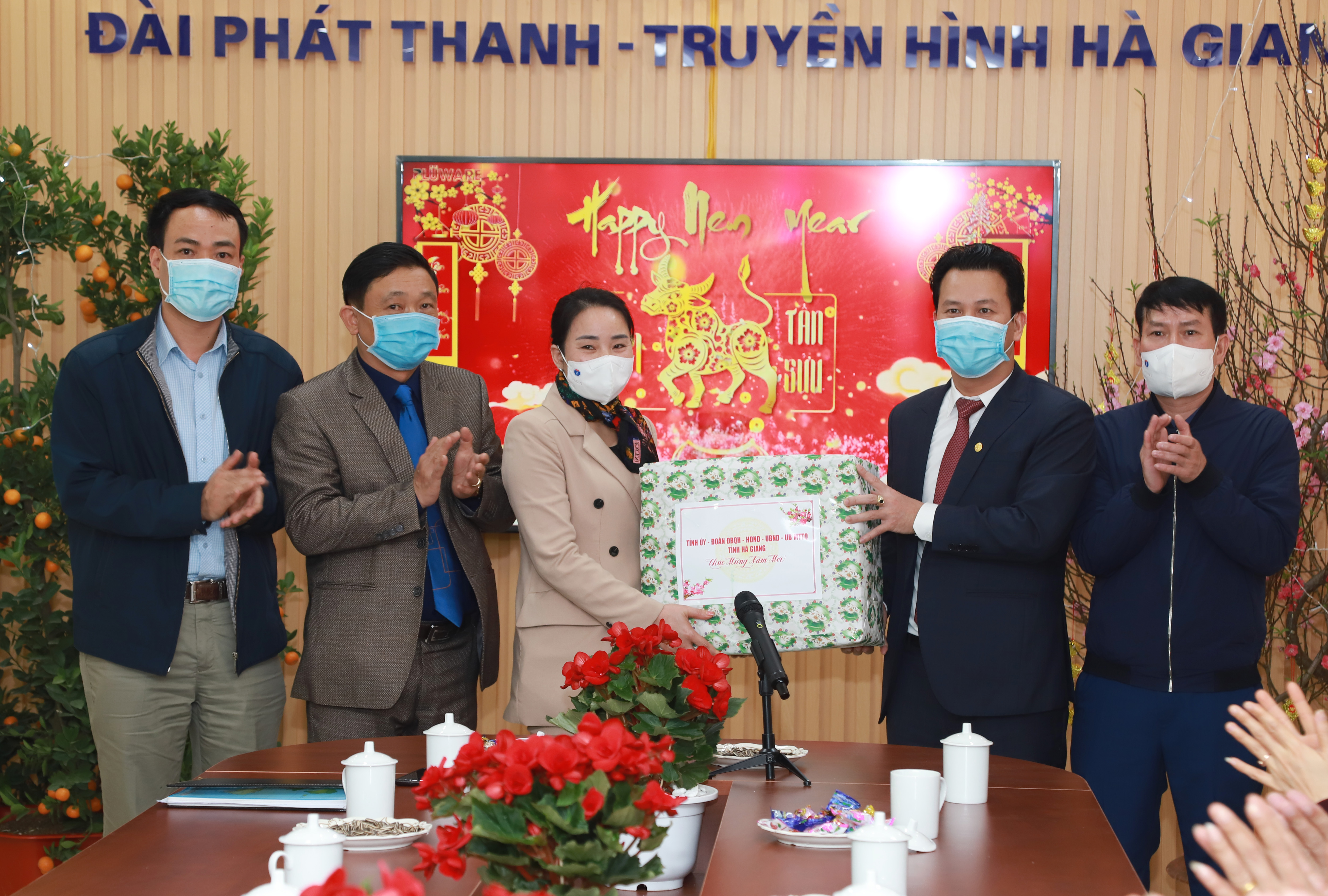 Lãnh đạo Đài PT-TH tỉnh nhận quà Tết của Bí thư Tỉnh ủy Đặng Quốc Khánh