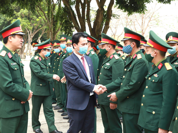 Bí thư Tỉnh ủy Đặng Quốc Khánh thăm, động viên cán bộ, chiến sĩ Trung đoàn 877