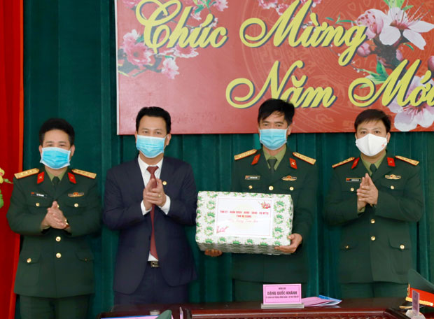  Bí thư Tỉnh ủy Đặng Quốc Khánh tặng quà Tết cán bộ, chiến sĩ Trung đoàn 877
