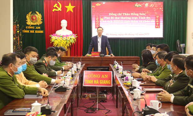 Phó Bí thư Thường trực Tỉnh ủy, Chủ tịch HĐND tỉnh Thào Hồng Sơn chúc Tết Đảng bộ Công an tỉnh.