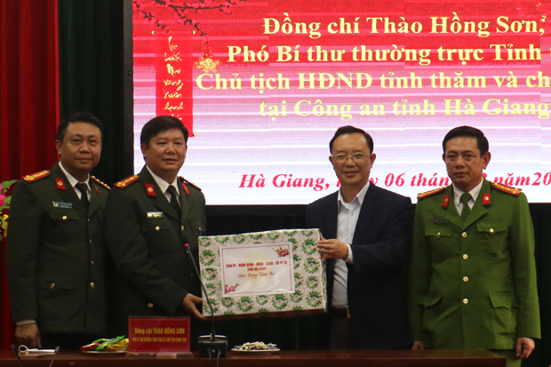 Đồng chí Thào Hồng Sơn tặng quà Ban Giám đốc Công an tỉnh.