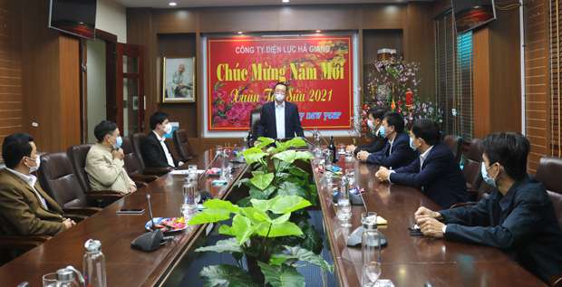  Đồng chí Thào Hồng Sơn chúc Tết cán bộ, nhân viên Công ty Điện lực Hà Giang.