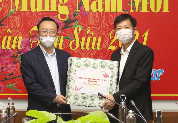 Đồng chí Thào Hồng Sơn tặng quà cho Công ty Điện lực Hà Giang.