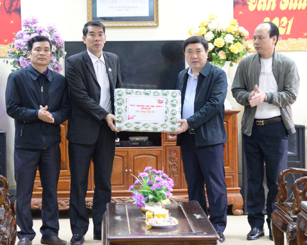          Phó Bí thư Tỉnh ủy Nguyễn Mạnh Dũng tặng quà Huyện ủy Yên Minh.