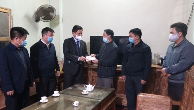 Chủ tịch Ủy ban MTTQ tỉnh Vàng Seo Cón tặng quà ông Hoàng Trung Đoàn, người có uy tín tại tổ 3 thị trấn Vinh Quang.         