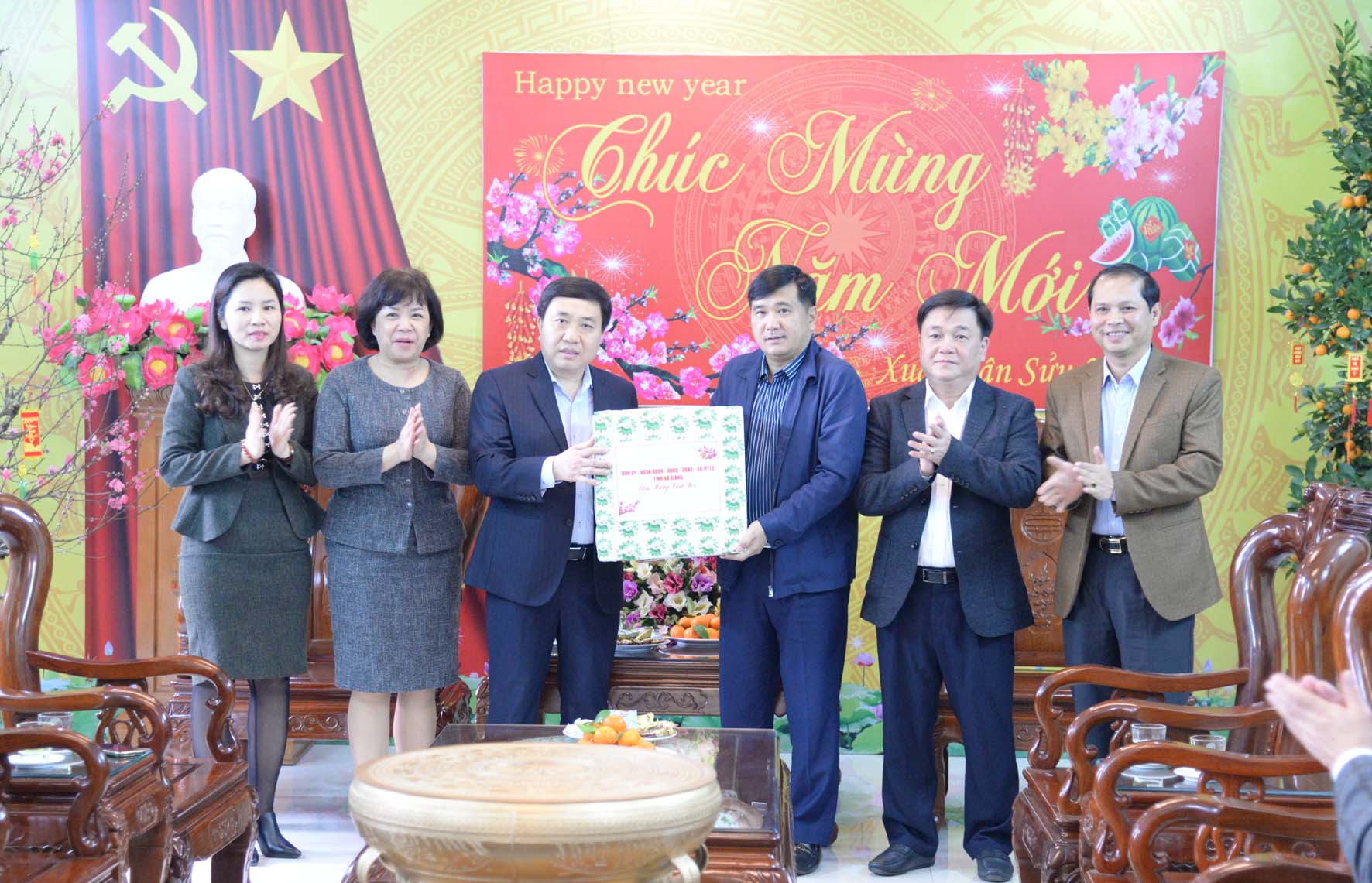 Phó Bí thư Tỉnh ủy tặng quà Thành ủy Hà Giang