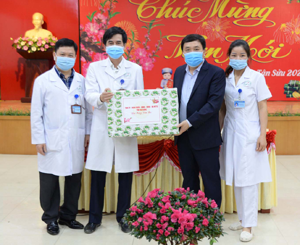 Đồng chí Nguyễn Mạnh Dũng tặng quà Bệnh viện Đa khoa tỉnh