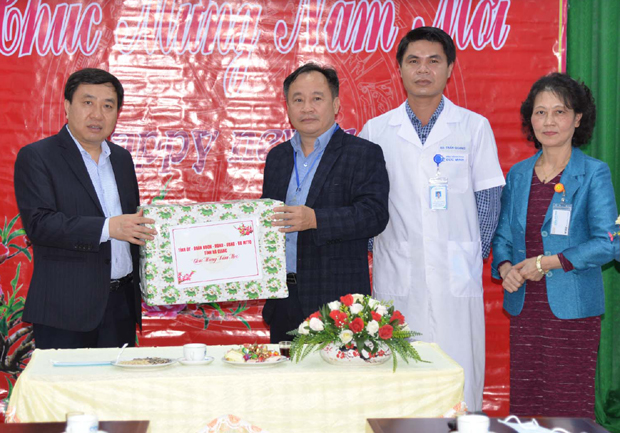 Phó Bí thư Tỉnh ủy tặng quà Bệnh viện Đa khoa Đức Minh
