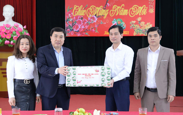 Phó Bí thư Tỉnh ủy tặng quà Công ty Cổ phần Cấp - Thoát nước 