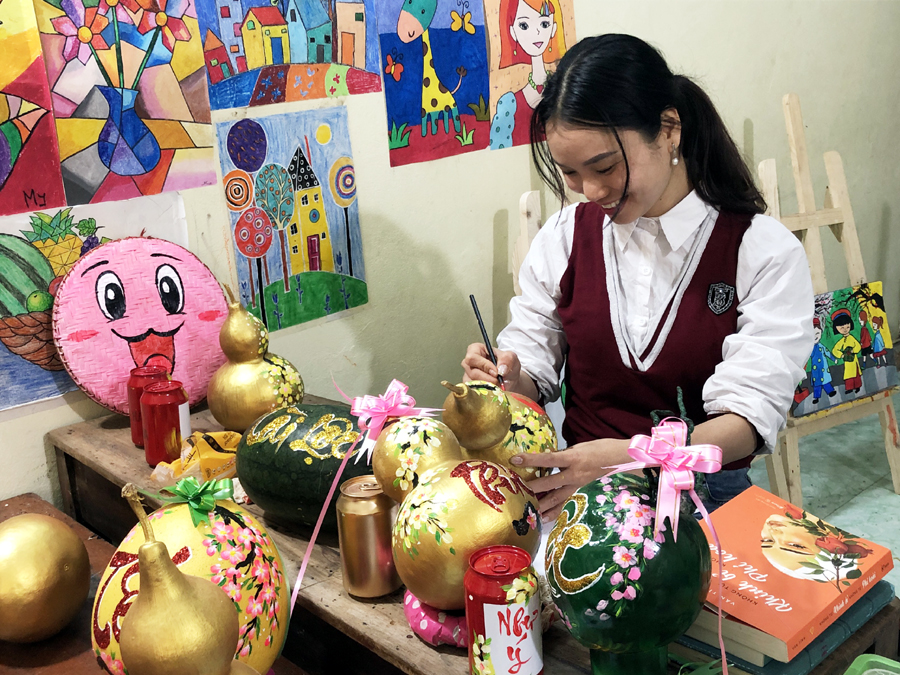 Cô Triệu Thị Đào tập trung hoàn thiện các sản phẩm được khách đặt.