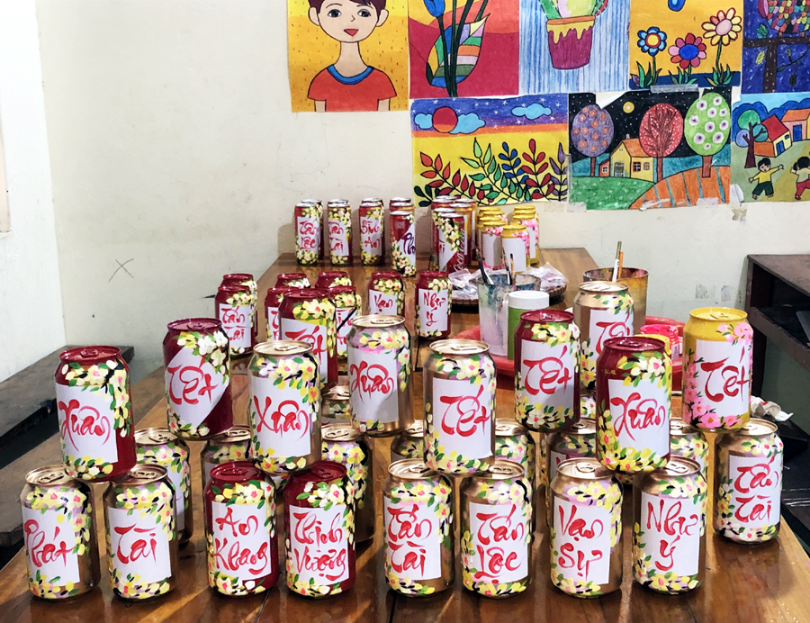 Công việc nhiều, cô Đào phải nhờ thêm cộng sự cộng tác để hoàn thành các đơn hàng cho kịp Tết.