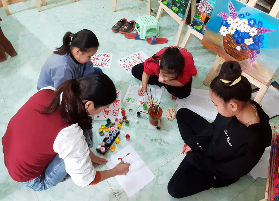 Ngoài vẽ trang trí, cô Đào còn năng động, nhận dạy online cho các khách hàng muốn học nghệ thuật trang trí Tết với khá đông học trò ở nhiều tỉnh, thành trong cả nước. Sự đam mê, cần cù đã giúp cho Tết này, “nghề tay trái” giúp cô Đào có thêm thu nhập hàng chục triệu đồng.