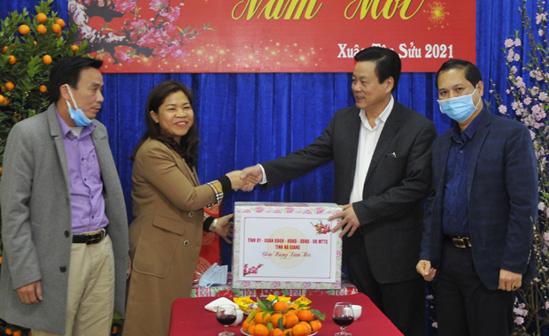 Chủ tịch UBND tỉnh Nguyễn Văn Sơn tặng quà, chúc Tết Công ty Cổ phần Môi trường Đô thị Hà Giang.