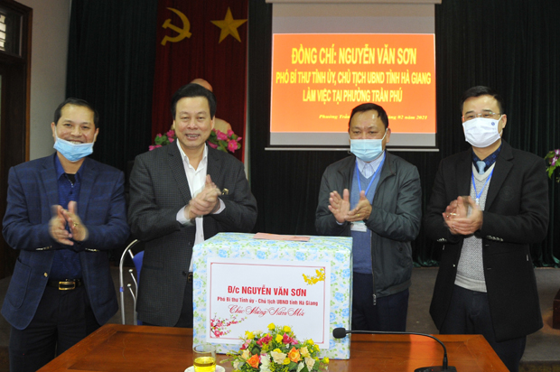 Chủ tịch UBND tỉnh Nguyễn Văn Sơn và lãnh đạo thành phố Hà Giang tặng quà, chúc Tết cấp ủy, chính quyền phường Trần Phú.