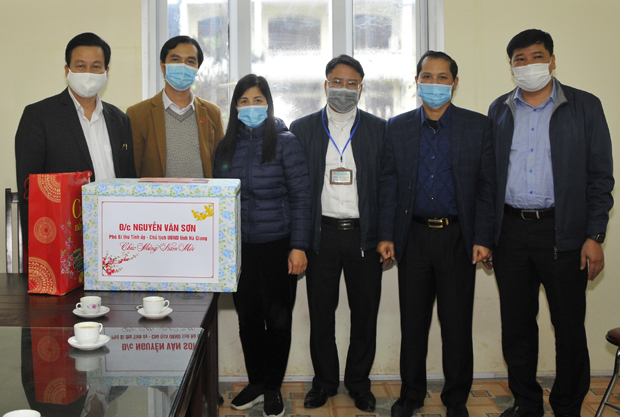 Chủ tịch UBND tỉnh Nguyễn Văn Sơn và lãnh đạo thành phố Hà Giang tặng quà, chúc Tết cấp ủy, chính quyền phường Nguyễn Trãi.