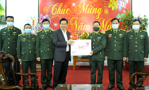 Chủ tịch UBND tỉnh Nguyễn Văn Sơn tặng quà, chúc Tết cán bộ, chiến sỹ Bộ Chỉ huy BĐBP tỉnh.