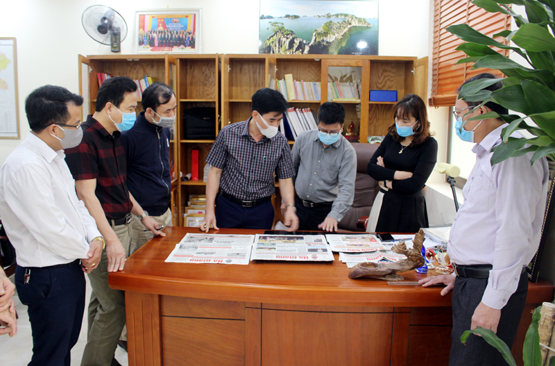 Ban Biên tập Báo Hà Giang và các lãnh đạo phòng nghiệp vụ Báo Hà Giang kiểm tra chất lượng số báo in mầu đầu tiên.