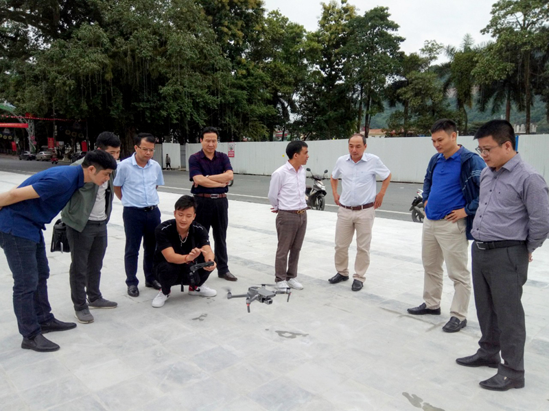 Báo Hà Giang tiếp nhận thiết bị phục vụ sản xuất chương trình truyền hình internet. 